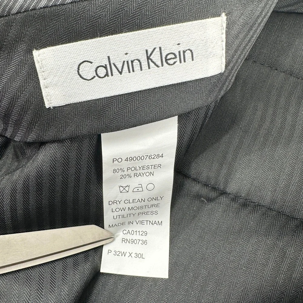 Calvin Klein Shiny Charcoal Herringbone Full Suit Jacket 40R Pants 32X30‎